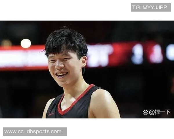 比卢普斯称赞杨瀚森篮板表现强调球队需加强篮下防守力度