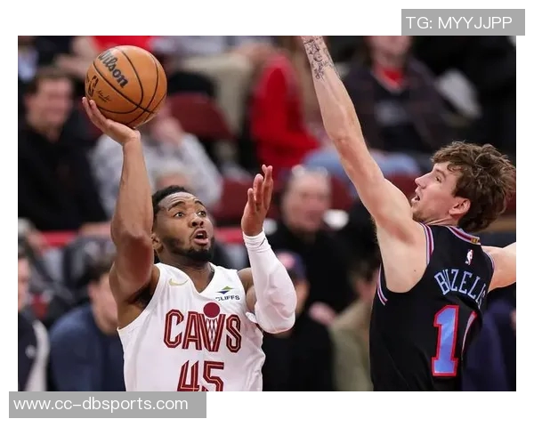 老队友重聚骑士公牛赛前米切尔阿伦与奥科罗亲切交流回忆往昔