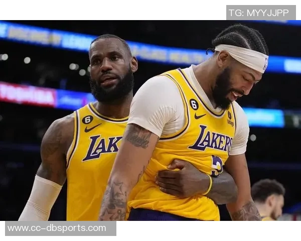 NBA西决场边惊现詹姆斯球迷差点与偶像亲密接触的激动时刻