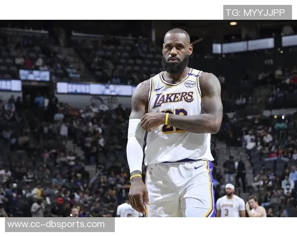 小莫评论雷迪克场边指挥詹姆斯的独特方式引发热议 小莫评论雷迪克场边指挥詹姆斯的独特方式引发热议